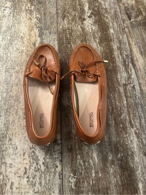 MICHAEL Michael Kors Cognac Leather Moccasin Loafers with Bow